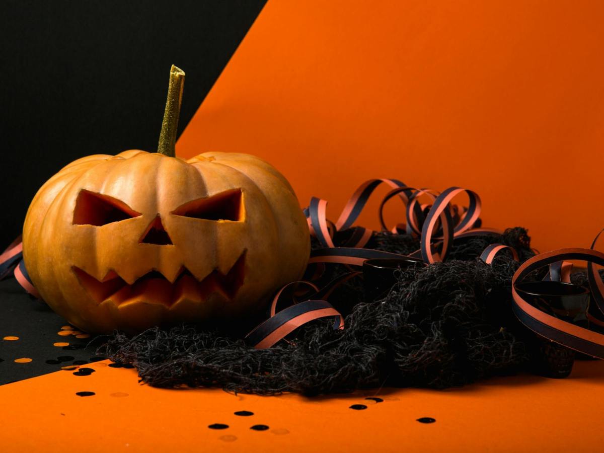 Last-Minute Halloween Costumes You Already Own: Closet-Friendly Ideas for the Busy (and&nbsp;Brilliant)